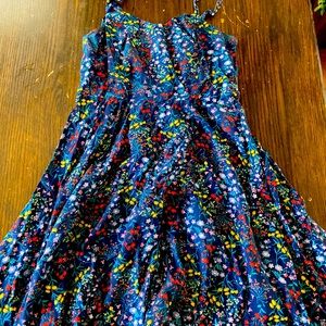 Floral summer midi dress. Adjustable spaghetti straps. Perfect for summer! 😎🌻